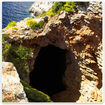Höhle in den Küstenklippen hoehlen, nationalpark, kroatien, natur